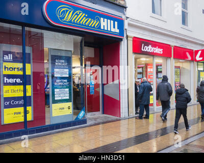 William Hill und Ladbrokes Wettbüros in Middlesbrough, England. de Stockfoto