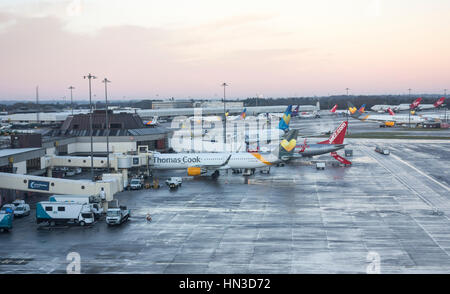 Flugzeuge am Stand draußen Terminal am Flughafen Manchester. UK Stockfoto