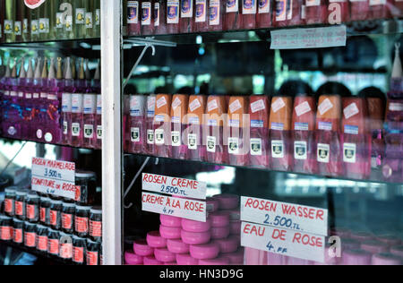 Schaufenster-Shop oder Shop Verkauf Rosenwasser und Rose Creme, Egirdir oder Egridir, Türkei Stockfoto