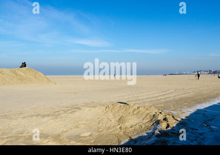 Breite Sandstrände im eleganten französischen Badeort Deauville in der Normandie Stockfoto