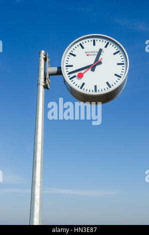 Grossen Mondaine Schweizer Uhr auf Post am Strand im eleganten französischen Badeort Deauville in der Normandie Stockfoto