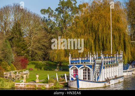 Schiff vor Anker auf The River Thames Streatley On Thames, Berkshire UK Stockfoto