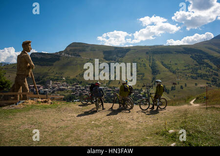 Biker auf dem MTB in das Dorf von den Deux Alpes, Frankreich Stockfoto
