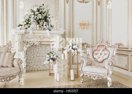 Luxuriöse Vintage Interieur mit Kamin in den aristokratischen Stil Stockfoto
