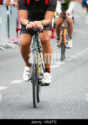 Nicht erkennbare Radprofis bei der Fahrrad-Wettbewerb. Stockfoto