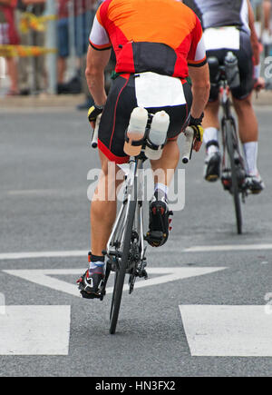 Nicht erkennbare Radprofis bei der Fahrrad-Wettbewerb. Hinten Sie Ansicht von. Stockfoto