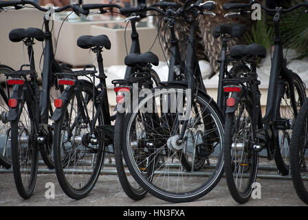 Fahrräder auf der Straße. Fahrradverleih zur Verfügung. Stockfoto