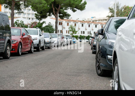 Entlang der Straße geparkte Autos. Stockfoto