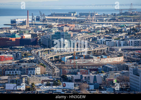 San Francisco, Kalifornien, USA - 13. Januar 2017: Blick in Richtung Ende des Highway 280 im Stadtteil Mission Bay. Stockfoto