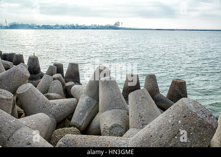 Kai mit einem Wellenbrecher an düsteren, kalten Herbsttag Stockfoto