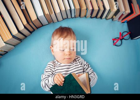 1 Jahr altes Baby mit Spectackles und Bücher Stockfoto