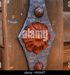 Schmiedeteilen auf alten Holzoberflächen Stockfoto