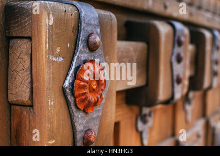 Schmiedeteilen auf alten Holzoberflächen Stockfoto