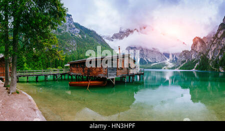 Hausboot in den Alpen Stockfoto