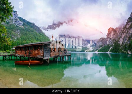 Hausboot in den Alpen Stockfoto