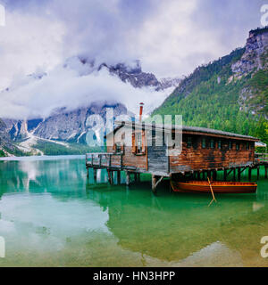 Hausboot in den Alpen Stockfoto