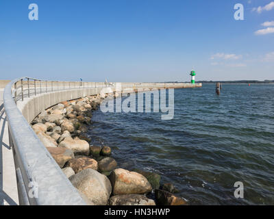 Strandpromenade von Travemünde, Lübeck mit grünen, weißen Leuchtturm Stockfoto