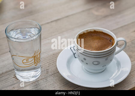 Türkischer Kaffee mit einem Glas Wasser Stockfoto
