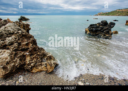 Malerische Felsenküste Cape Milazzo.Sicily, Italien. Stockfoto