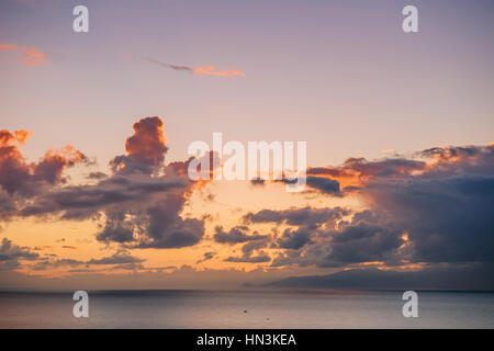 wunderschöne Landschaft mit Sonnenuntergang über Meer Stockfoto