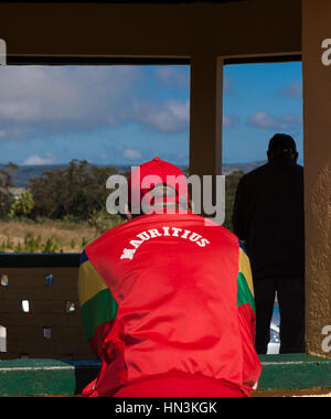 Rückansicht des Menschen tragen rote Trainingsjacke mit dem Wort "Mauritius" auf Rücken, Mauritius, Afrika hautnah Stockfoto