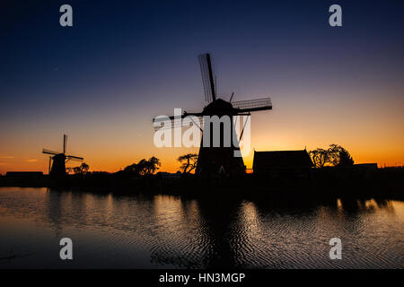 Sternenhimmel über holländischen Mühlen. Stockfoto