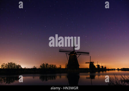 Sternenhimmel über holländischen Mühlen. Stockfoto