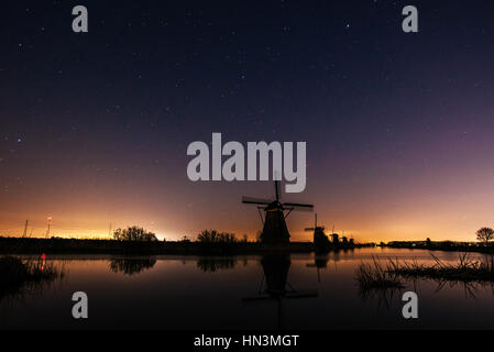 Sternenhimmel über holländischen Mühlen. Stockfoto