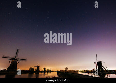 Sternenhimmel über holländischen Mühlen. Stockfoto