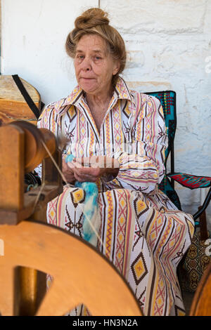 Fort Stanton (New Mexico) Frauen demonstrieren Spinnen von Wolle in "Fort Stanton Live!," eine jährliche lebende Geschichte Programm. Fort Stanton wurde in 18 gebaut. Stockfoto