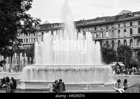 Piazza Castello Springbrunnen in Mailand, Italien. Wasser-Brunnen. Stockfoto