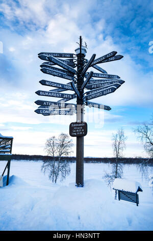 Wegweiser auf mehr als 20 Städte der Welt, Schnee auf der Erde, blauer Himmel, Polarkreis Stockfoto