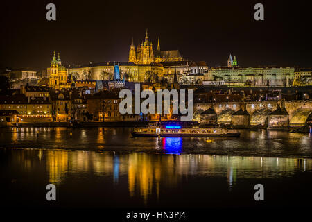 Nacht Schuss von Prag, Moldau, Karlsbrücke, St. Vitus Cathedral, Prager Burg, Hradschin, Altstadt, Prag, Böhmen Stockfoto