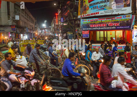 Straßenszene während der Hauptverkehrszeit, Varanasi, Uttar Pradesh, Indien Stockfoto