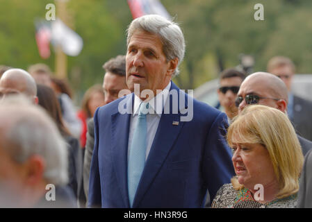 Buenos Aires, Argentinien - 4. August 2016: United States Secretary Of State John Kerry (L) und Argentinean Foreign Minister Susana Malcorra (R) an der Plaza San Martin. Stockfoto