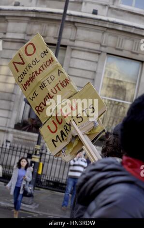 London England. 4. Februar 2017.  Stehen Sie auf, um Rassismus - Tausende Menschen demonstrieren vor US-Botschaft in London und Marsch nach Downing Street agai Stockfoto