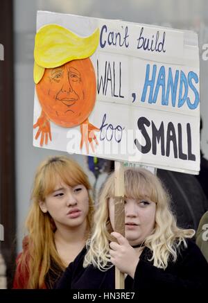 London England. 4. Februar 2017.  Stehen Sie auf, um Rassismus - Tausende Menschen demonstrieren vor US-Botschaft in London und Marsch nach Downing Street agai Stockfoto