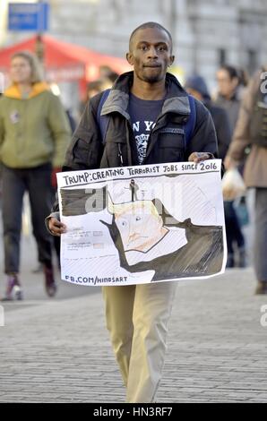 London England. 4. Februar 2017.  Stehen Sie auf, um Rassismus - Tausende Menschen demonstrieren vor US-Botschaft in London und Marsch nach Downing Street agai Stockfoto