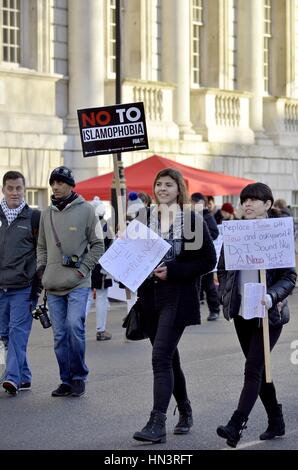 London England. 4. Februar 2017.  Stehen Sie auf, um Rassismus - Tausende Menschen demonstrieren vor US-Botschaft in London und Marsch nach Downing Street agai Stockfoto