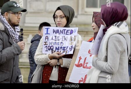 London England. 4. Februar 2017.  Stehen Sie auf, um Rassismus - Tausende Menschen demonstrieren vor US-Botschaft in London und Marsch nach Downing Street agai Stockfoto