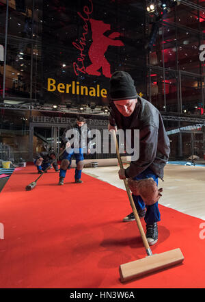 Berlin, Deutschland. 7. Februar 2017. Arbeitnehmer verteilt den roten Teppich vor dem Berlinale-Palast für die 67. Internationalen Filmfestspiele Berlin (9.-19. Februar 2017) in Berlin, Deutschland, 7. Februar 2017. Foto: Bernd von Jutrczenka/Dpa/Alamy Live News Stockfoto