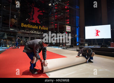 Berlin, Deutschland. 7. Februar 2017. Arbeitnehmer verteilt den roten Teppich vor dem Berlinale-Palast für die 67. Internationalen Filmfestspiele Berlin (9.-19. Februar 2017) in Berlin, Deutschland, 7. Februar 2017. Foto: Bernd von Jutrczenka/Dpa/Alamy Live News Stockfoto