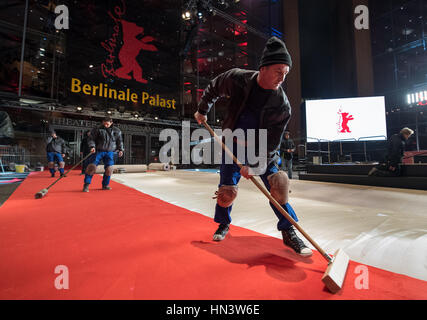 Berlin, Deutschland. 7. Februar 2017. Arbeitnehmer verteilt den roten Teppich vor dem Berlinale-Palast für die 67. Internationalen Filmfestspiele Berlin (9.-19. Februar 2017) in Berlin, Deutschland, 7. Februar 2017. Foto: Bernd von Jutrczenka/Dpa/Alamy Live News Stockfoto