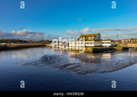 West Bay, Dorset, UK.  7. Februar 2017.  Großbritannien Wetter.  Das Riverside Restaurant neben dem Fluss Brit an einem sonnigen Nachmittag im Badeort von West Bay in Dorset.  West Bay ist die Einstellung für das ITV Serie Broadchurch starrte David Tennant treffen und Olivia Colman und kehrt zurück auf unsere Bildschirme in diesem Monat.  Bildnachweis: Graham Hunt/Alamy Live-Nachrichten Stockfoto