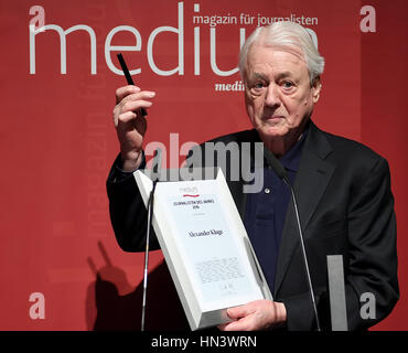 Berlin, Deutschland. 7. Februar 2017. Alexander Kluge wird bei der Preisverleihung "Journalist des Jahres 2016" des Magazins "Medium Magazin" in Berlin, Deutschland, 7. Februar 2017 für sein Lebenswerk geehrt. Foto: Britta Pedersen/Dpa-Zentralbild/Dpa/Alamy Live News Stockfoto