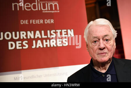 Berlin, Deutschland. 7. Februar 2017. Alexander Kluge wird bei der Preisverleihung "Journalist des Jahres 2016" des Magazins "Medium Magazin" in Berlin, Deutschland, 7. Februar 2017 für sein Lebenswerk geehrt. Foto: Britta Pedersen/Dpa-Zentralbild/Dpa/Alamy Live News Stockfoto