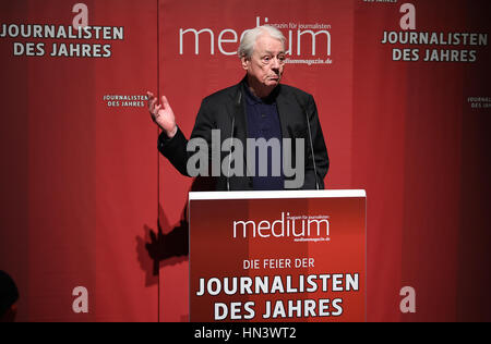 Berlin, Deutschland. 7. Februar 2017. Alexander Kluge wird bei der Preisverleihung "Journalist des Jahres 2016" des Magazins "Medium Magazin" in Berlin, Deutschland, 7. Februar 2017 für sein Lebenswerk geehrt. Foto: Britta Pedersen/Dpa-Zentralbild/Dpa/Alamy Live News Stockfoto