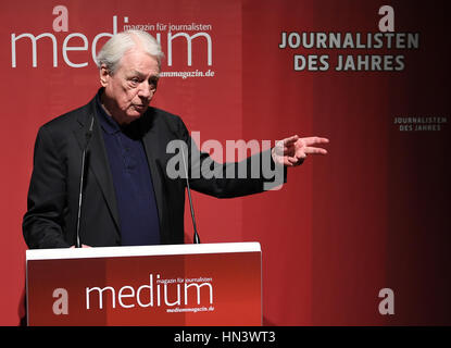 Berlin, Deutschland. 7. Februar 2017. Alexander Kluge wird bei der Preisverleihung "Journalist des Jahres 2016" des Magazins "Medium Magazin" in Berlin, Deutschland, 7. Februar 2017 für sein Lebenswerk geehrt. Foto: Britta Pedersen/Dpa-Zentralbild/Dpa/Alamy Live News Stockfoto