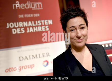 Berlin, Deutschland. 7. Februar 2017. Dunja Hayali ist in der Kategorie "Politik" während der "Journalist des Jahres 2016"-Verleihung des "Medium Magazin" in Berlin, Deutschland, 7. Februar 2017 ausgezeichnet. Foto: Britta Pedersen/Dpa-Zentralbild/Dpa/Alamy Live News Stockfoto