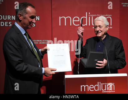 Berlin, Deutschland. 7. Februar 2017. Alexander Kluge wird bei der Preisverleihung "Journalist des Jahres 2016" des Magazins "Medium Magazin" in Berlin, Deutschland, 7. Februar 2017 für sein Lebenswerk geehrt. Der Journalist Stephan Lamby (R) präsentiert ihn mit dem Preis. Foto: Britta Pedersen/Dpa-Zentralbild/Dpa/Alamy Live News Stockfoto